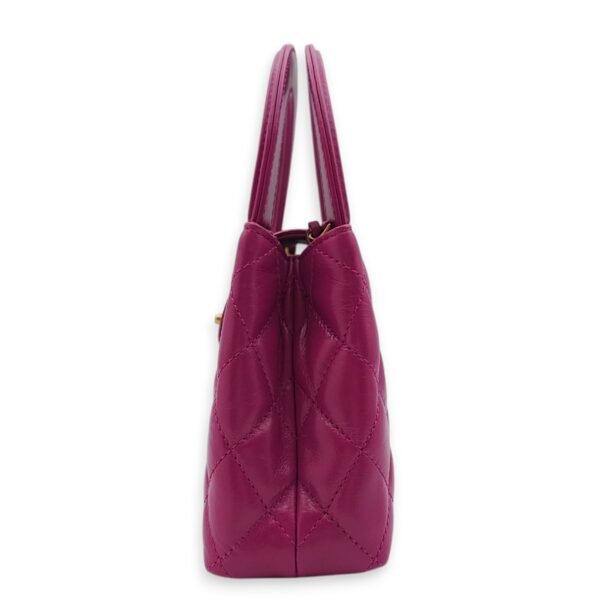 Kelly 19cm Magenta Top Handle Bag in Shiny Calf, Gold hardware - Image 4