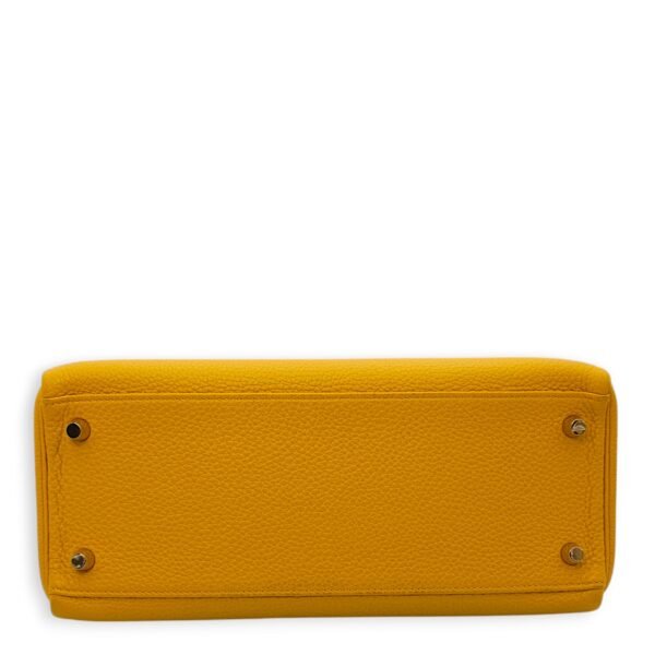 Kelly 28 Jaune Ambre in Togo, Gold hardware - Image 8