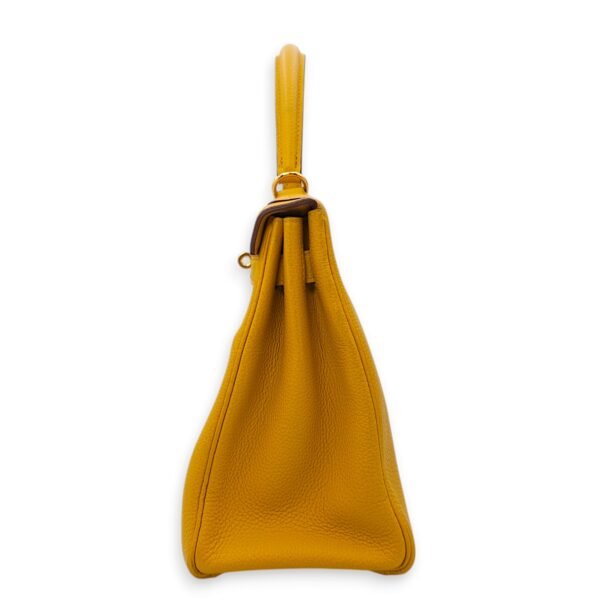 Kelly 28 Jaune Ambre in Togo, Gold hardware - Image 7