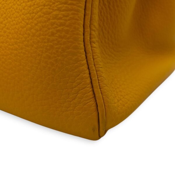 Kelly 28 Jaune Ambre in Togo, Gold hardware - Image 3