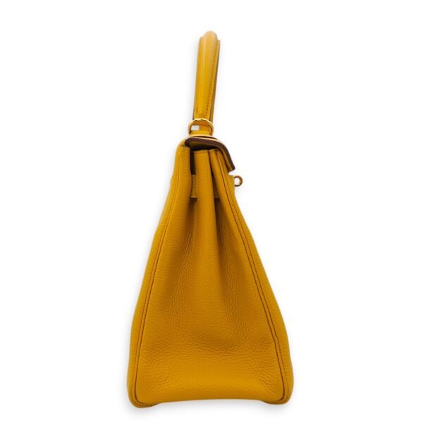 Kelly 28 Jaune Ambre in Togo, Gold hardware - Image 6