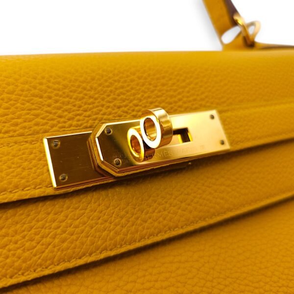 Kelly 28 Jaune Ambre in Togo, Gold hardware - Image 12