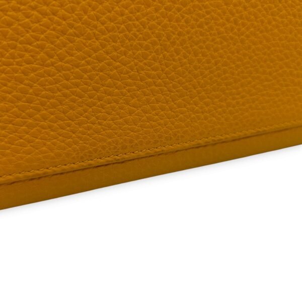 Kelly 28 Jaune Ambre in Togo, Gold hardware - Image 11