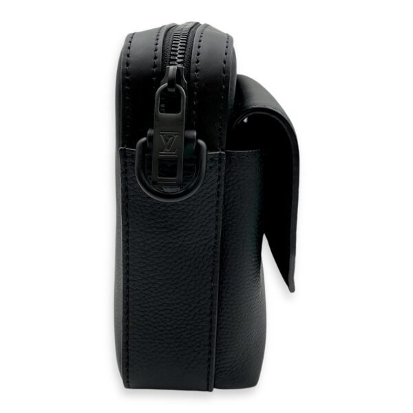 Fastline Messenger 23.5x18x7cm Black Crossbody Bag in Calfskin, Black powder coated hardware - Image 3