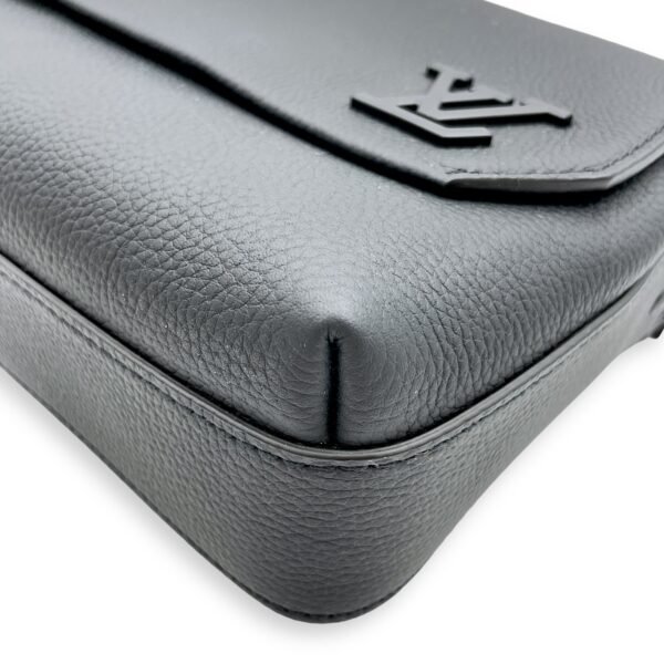 Fastline Messenger 23.5x18x7cm Black Crossbody Bag in Calfskin, Black powder coated hardware - Image 8