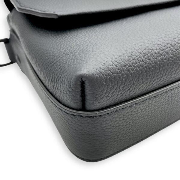 Fastline Messenger 23.5x18x7cm Black Crossbody Bag in Calfskin, Black powder coated hardware - Image 7