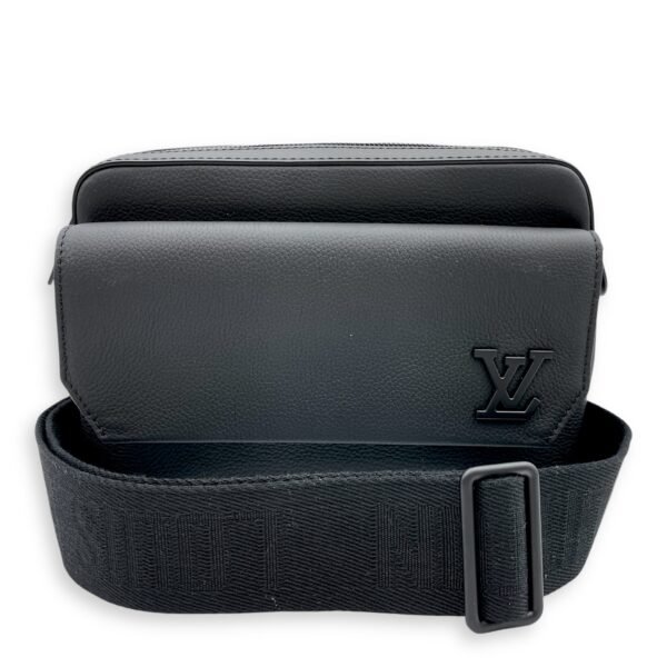 Fastline Messenger 23.5x18x7cm Black Crossbody Bag in Calfskin, Black powder coated hardware - Image 11