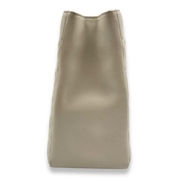 Grand Shopping Tote White Shoulder Bag in Caviar Leather, Ruthenium-finish Brass hardware - Image 4