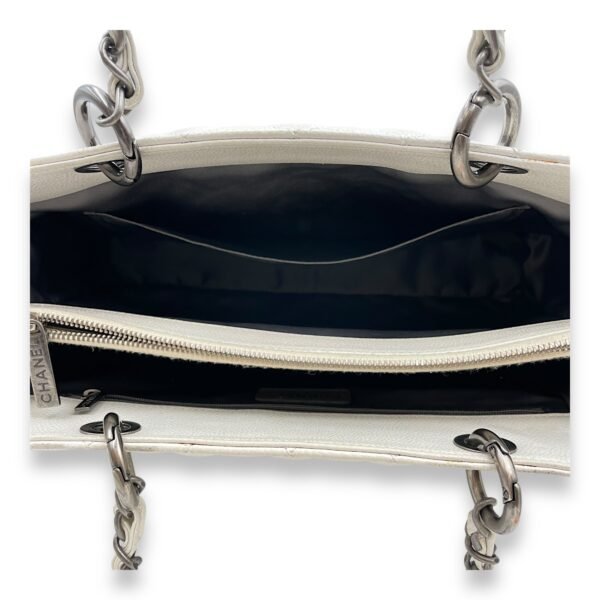 Grand Shopping Tote White Shoulder Bag in Caviar Leather, Ruthenium-finish Brass hardware - Image 6