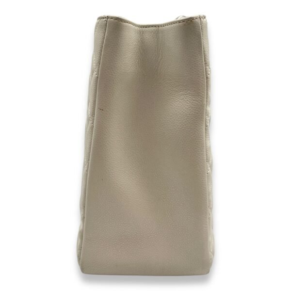 Grand Shopping Tote White Shoulder Bag in Caviar Leather, Ruthenium-finish Brass hardware - Image 3