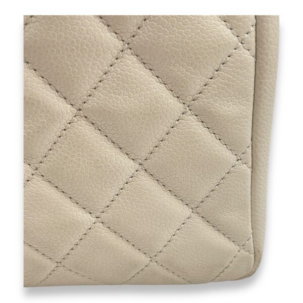 Grand Shopping Tote White Shoulder Bag in Caviar Leather, Ruthenium-finish Brass hardware - Image 7
