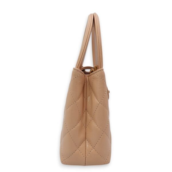 Kelly (19cm) Mini Beige Crossbody Bag in Shiny calf, Gold hardware - Image 3