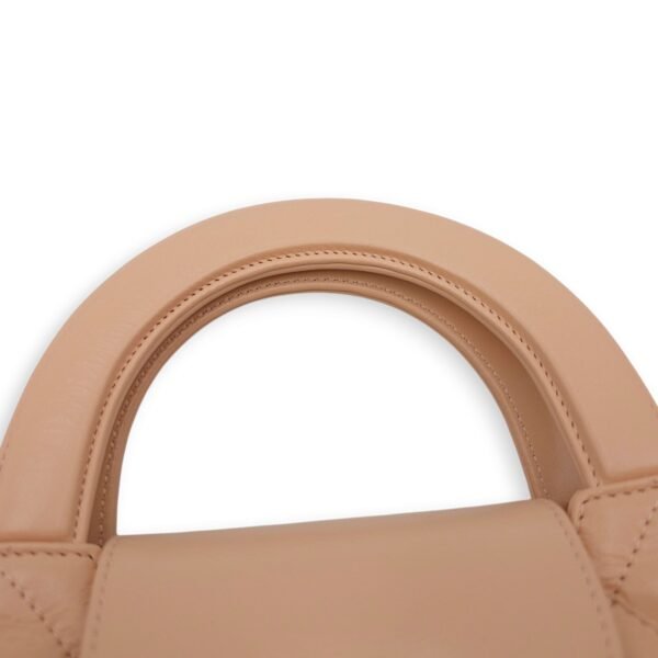 Kelly (19cm) Mini Beige Crossbody Bag in Shiny calf, Gold hardware - Image 5
