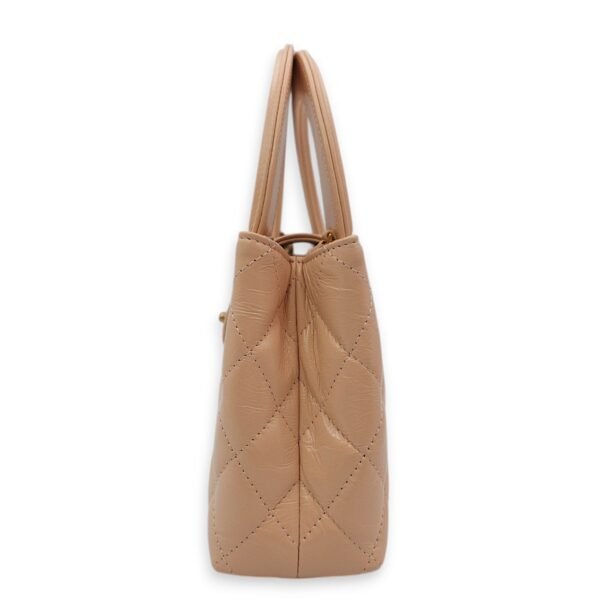Kelly (19cm) Mini Beige Crossbody Bag in Shiny calf, Gold hardware - Image 8