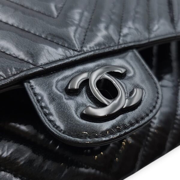 Chevron medium (DF) Medium Black Shoulder Bag in Patent Leather, Black chrome hardware - Image 6