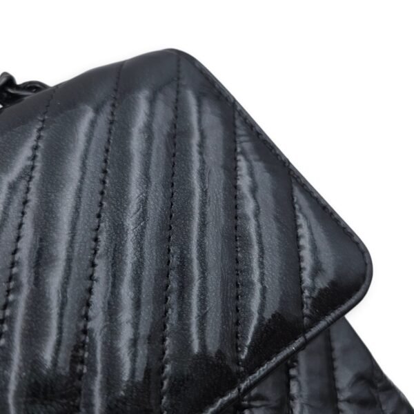 Chevron medium (DF) Medium Black Shoulder Bag in Patent Leather, Black chrome hardware - Image 11