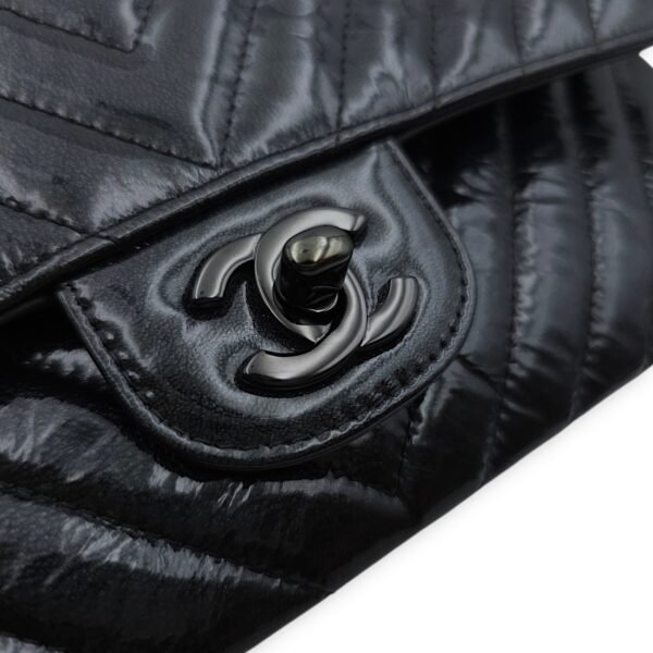 Chevron medium (DF) Medium Black Shoulder Bag in Patent Leather, Black chrome hardware - Image 10