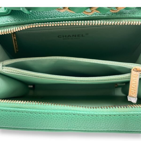 Filigree Medium Green Shoulder Bag in Caviar Leather, Gold hardware - Image 6