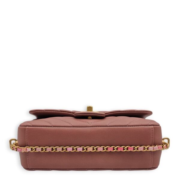 Chain Around Chevron Mini Flap 21x14x6cm Dusty Rose Crossbody Bag in Lambskin, Gold hardware - Image 5