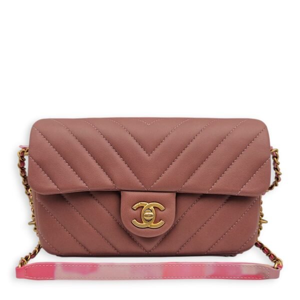 Chain Around Chevron Mini Flap 21x14x6cm Dusty Rose Crossbody Bag in Lambskin, Gold hardware - Image 7