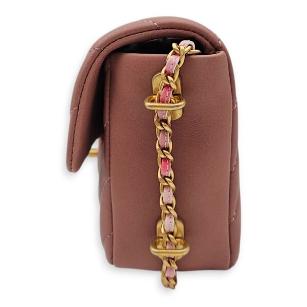 Chain Around Chevron Mini Flap 21x14x6cm Dusty Rose Crossbody Bag in Lambskin, Gold hardware - Image 4