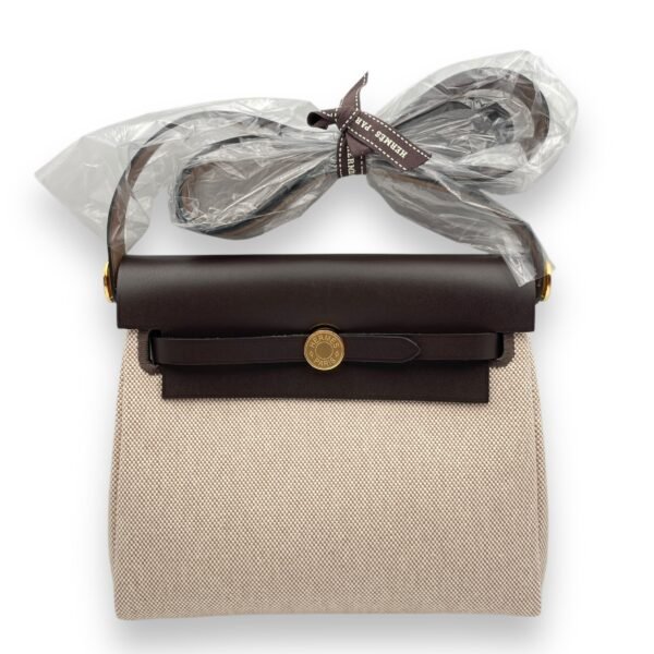 Herbag Mini Ecru-Beige/Ebene in Vache Hunter/Toile H, Gold hardware