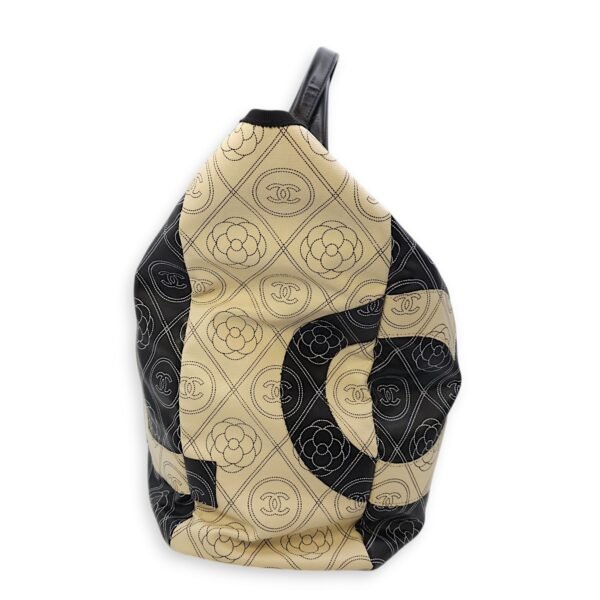 Camellia Logo Printed Deauville Black & cream Tote Bag in Coated Canvas, Silver hardware - Image 3