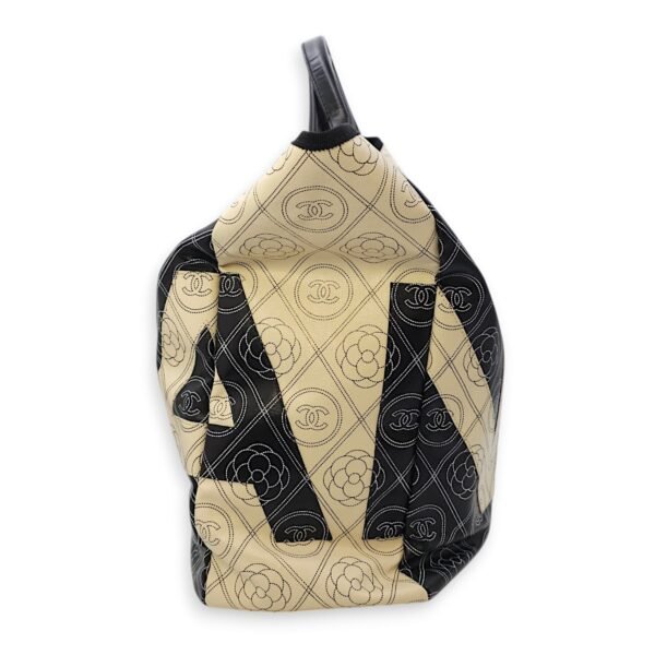 Camellia Logo Printed Deauville Black & cream Tote Bag in Coated Canvas, Silver hardware - Image 4