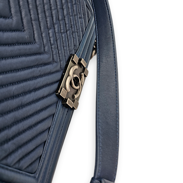 Chevron Le Boy Medium Dark Blue Shoulder Bag in Lambskin, Ruthenium hardware - Image 17