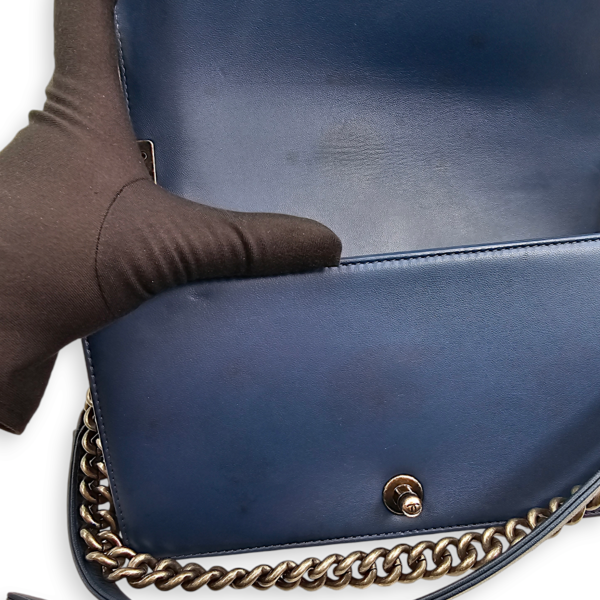 Chevron Le Boy Medium Dark Blue Shoulder Bag in Lambskin, Ruthenium hardware - Image 7