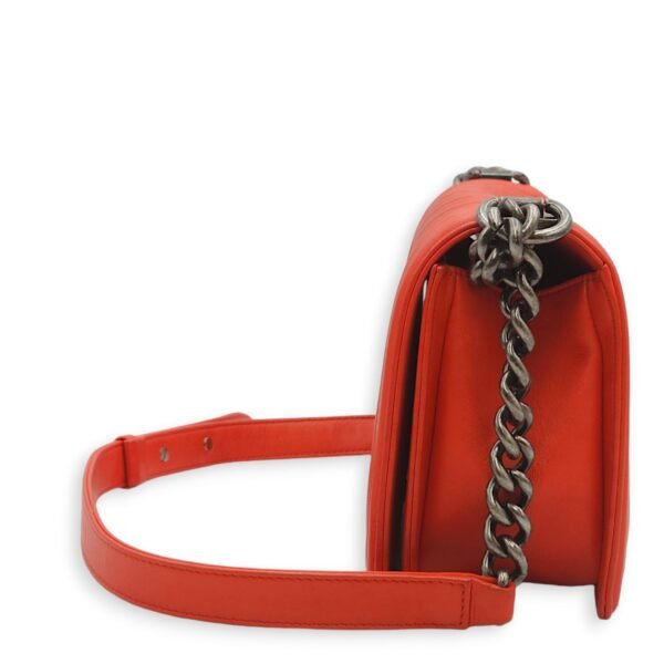 Chevron Le Boy Medium Red Shoulder Bag in Calfskin, Ruthenium hardware - Image 4