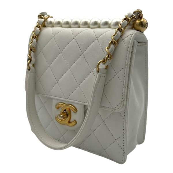 Chic Pearls White Crossbody Bag in Lambskin, Gold hardware - Image 4