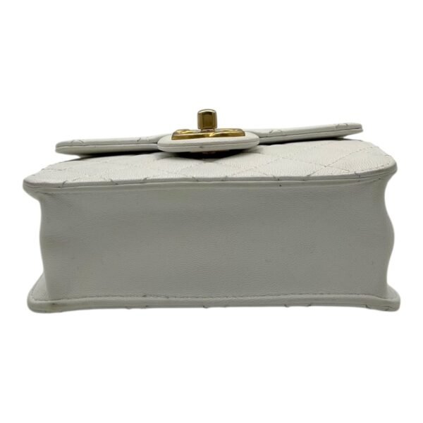 Chic Pearls White Crossbody Bag in Lambskin, Gold hardware - Image 5