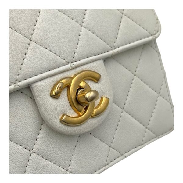 Chic Pearls White Crossbody Bag in Lambskin, Gold hardware - Image 6