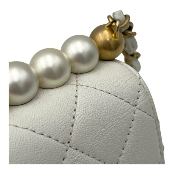Chic Pearls White Crossbody Bag in Lambskin, Gold hardware - Image 8