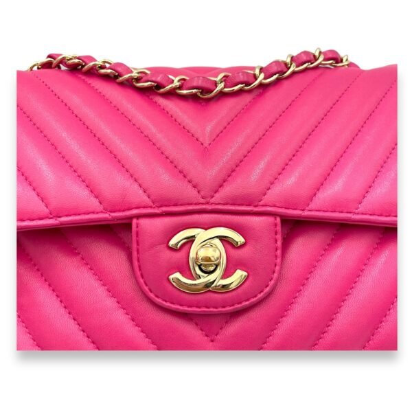 Classic Chevron Shoulder Bag in Calfskin, Gold hardware - Image 7