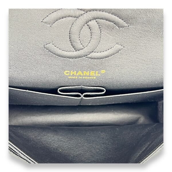 Classic Double Flap Mediun Shoulder bag in Caviar leather, Gold Hardware - Image 10