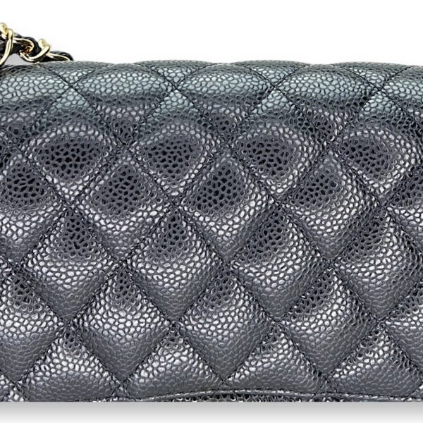 Classic Double Flap Mediun Shoulder bag in Caviar leather, Gold Hardware - Image 9