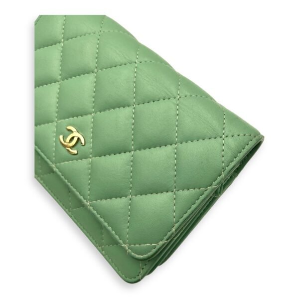 CC Wallet On Chain Green in Lambskin, Gold hardware - Image 14
