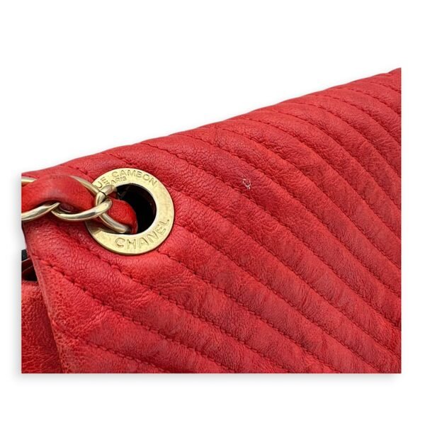 Chevron Classic Flap Red Shoulder Bag in Calfskin, Gold hardware - Image 7