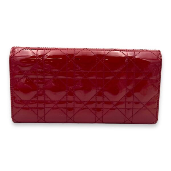 Cannage Red Wallet On Chain in Patent Leather, Silver hardware - Image 2