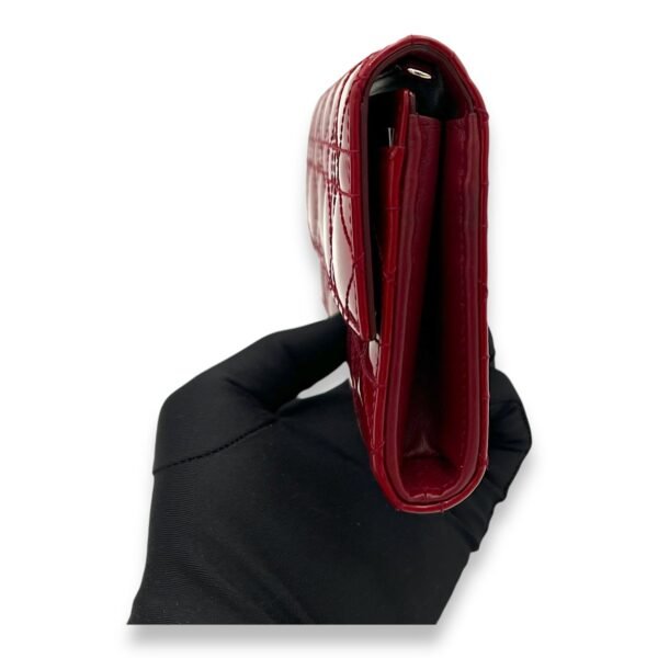 Cannage Red Wallet On Chain in Patent Leather, Silver hardware - Image 3