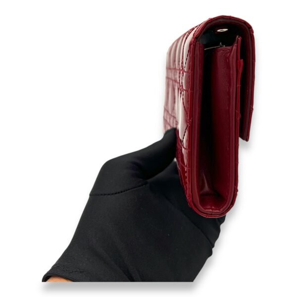 Cannage Red Wallet On Chain in Patent Leather, Silver hardware - Image 4
