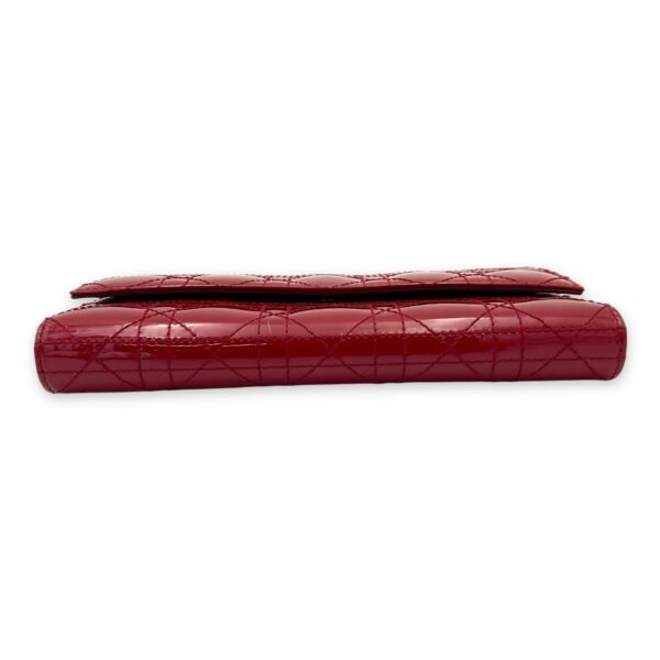 Cannage Red Wallet On Chain in Patent Leather, Silver hardware - Image 5