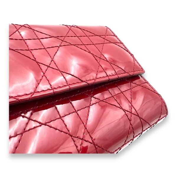 Cannage Red Wallet On Chain in Patent Leather, Silver hardware - Image 6