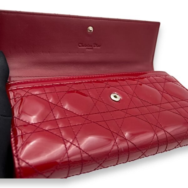 Cannage Red Wallet On Chain in Patent Leather, Silver hardware - Image 7