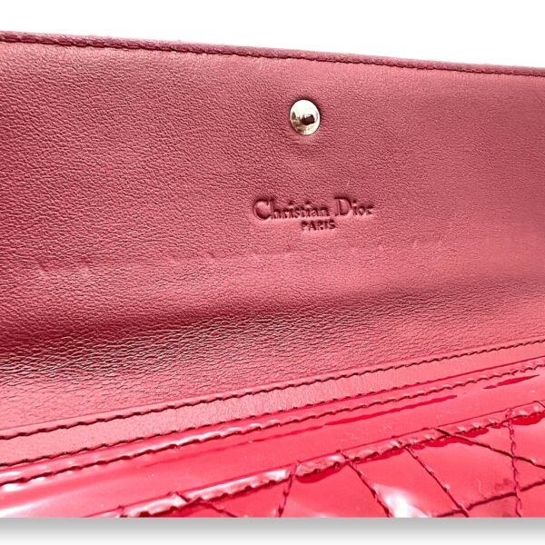 Cannage Red Wallet On Chain in Patent Leather, Silver hardware - Image 8