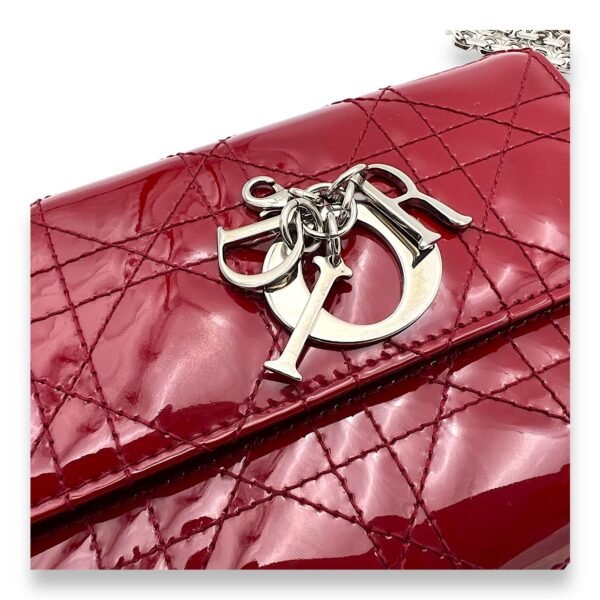 Cannage Red Wallet On Chain in Patent Leather, Silver hardware - Image 9