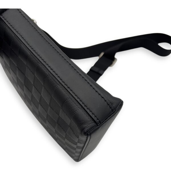 Discovery Messenger Black in Calfskin, Silver hardware - Image 15