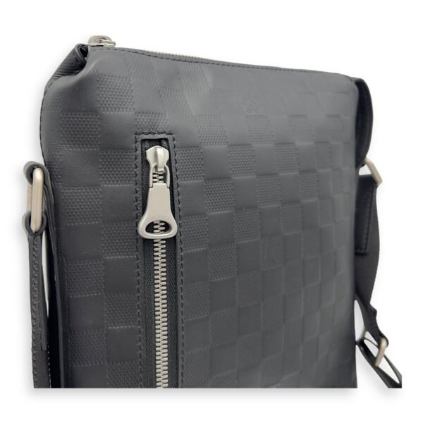 Discovery Messenger Black in Calfskin, Silver hardware - Image 22